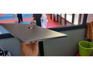 MacBook pro 2017 i5 128 8ssd ram